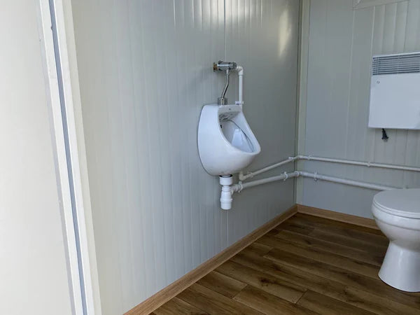 Dubbele sanitaire container met afvalwatertank