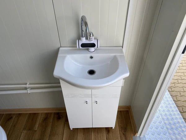 Dubbele sanitaire container met afvalwatertank